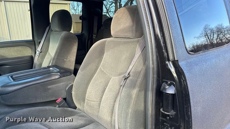 image for item FG0038 2003 Chevrolet Silverado 2500HD Ext. Cab pickup truck