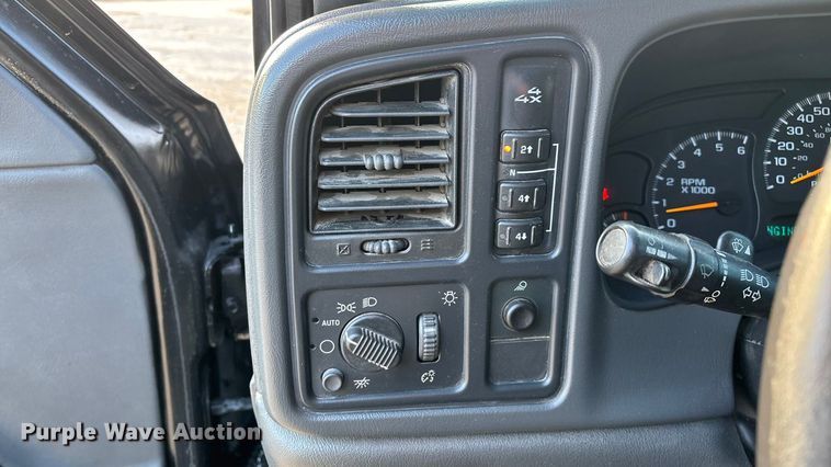 image for item FG0038 2003 Chevrolet Silverado 2500HD Ext. Cab pickup truck