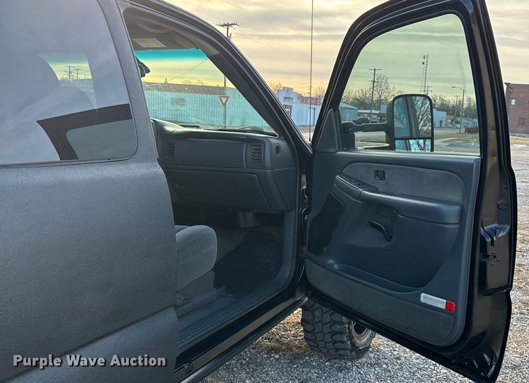 image for item FG0038 2003 Chevrolet Silverado 2500HD Ext. Cab pickup truck