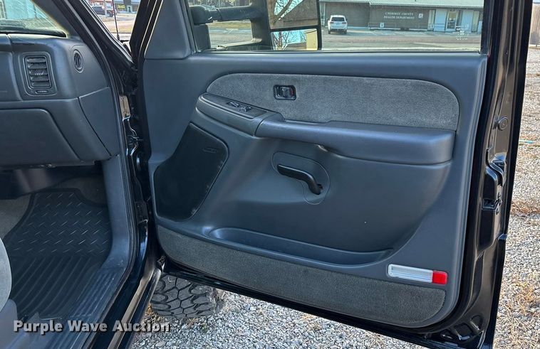 image for item FG0038 2003 Chevrolet Silverado 2500HD Ext. Cab pickup truck