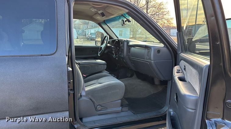 image for item FG0038 2003 Chevrolet Silverado 2500HD Ext. Cab pickup truck