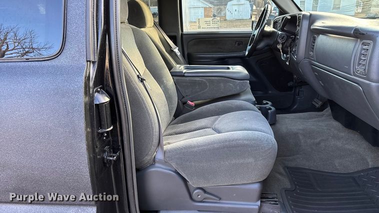 image for item FG0038 2003 Chevrolet Silverado 2500HD Ext. Cab pickup truck