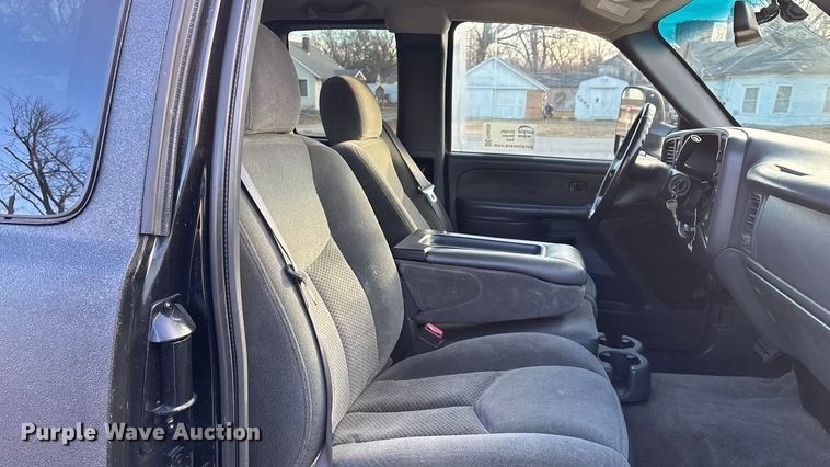 image for item FG0038 2003 Chevrolet Silverado 2500HD Ext. Cab pickup truck