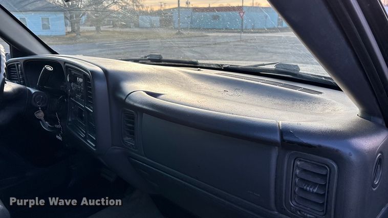 image for item FG0038 2003 Chevrolet Silverado 2500HD Ext. Cab pickup truck