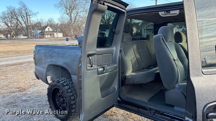 image for item FG0038 2003 Chevrolet Silverado 2500HD Ext. Cab pickup truck