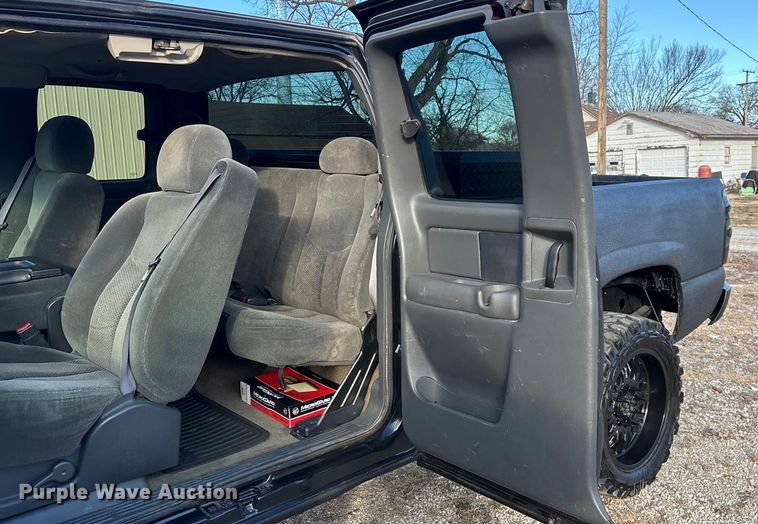 image for item FG0038 2003 Chevrolet Silverado 2500HD Ext. Cab pickup truck