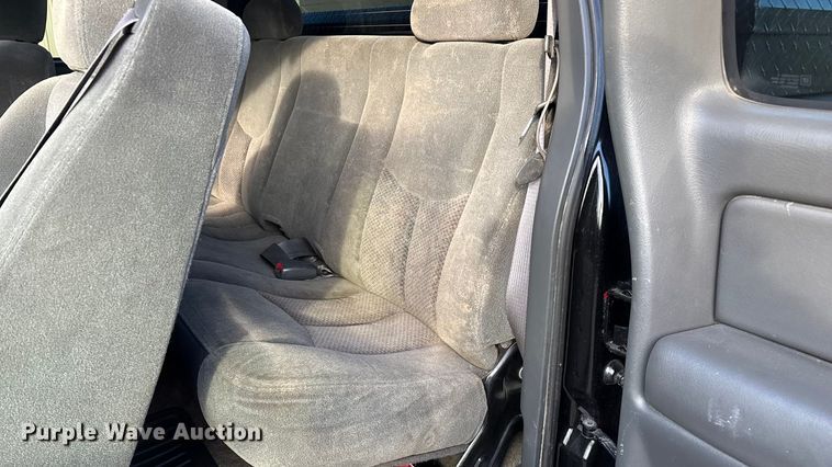 image for item FG0038 2003 Chevrolet Silverado 2500HD Ext. Cab pickup truck