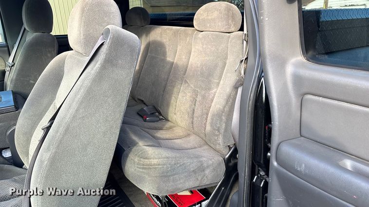 image for item FG0038 2003 Chevrolet Silverado 2500HD Ext. Cab pickup truck