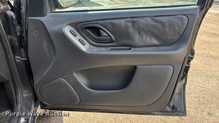 image for item FG1629 2004 Ford Escape 