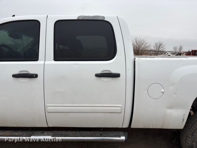 image for item FG2634 2013 Chevrolet Silverado 2500HD Crew Cab pickup truck