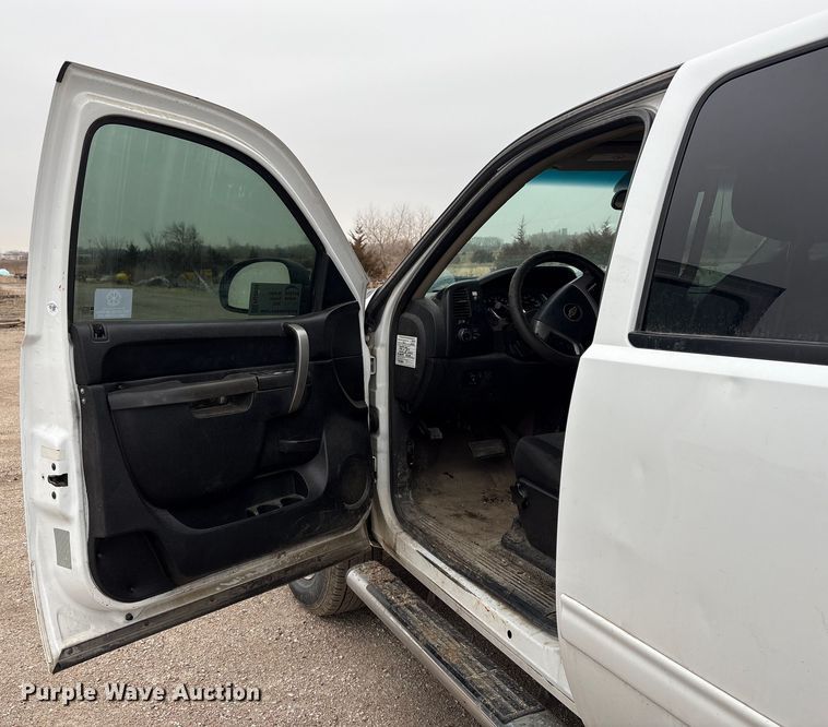 image for item FG2634 2013 Chevrolet Silverado 2500HD Crew Cab pickup truck