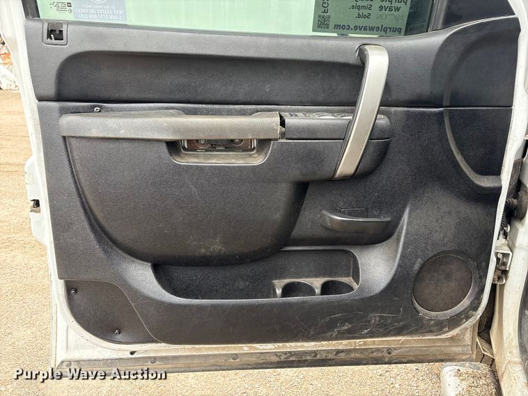 image for item FG2634 2013 Chevrolet Silverado 2500HD Crew Cab pickup truck