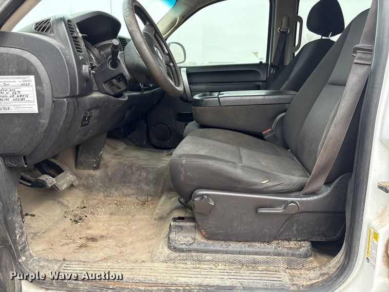 image for item FG2634 2013 Chevrolet Silverado 2500HD Crew Cab pickup truck