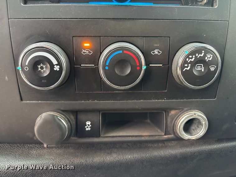 image for item FG2634 2013 Chevrolet Silverado 2500HD Crew Cab pickup truck