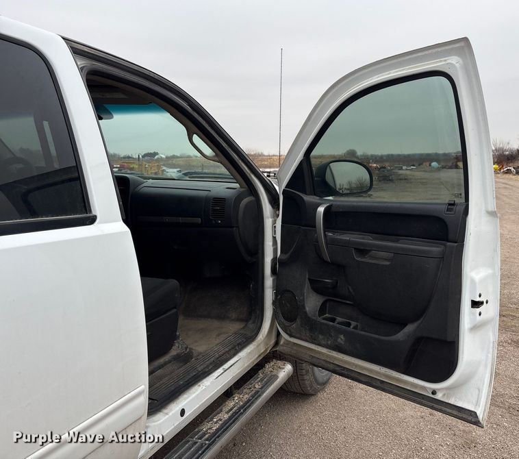 image for item FG2634 2013 Chevrolet Silverado 2500HD Crew Cab pickup truck