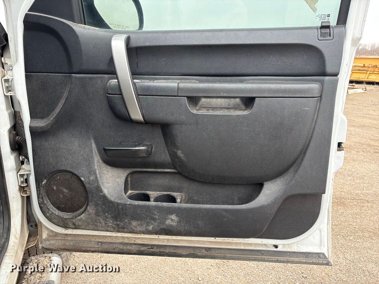 image for item FG2634 2013 Chevrolet Silverado 2500HD Crew Cab pickup truck