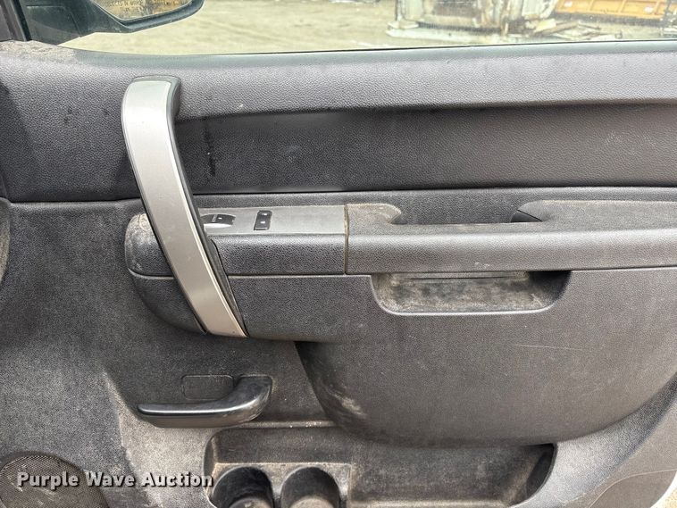 image for item FG2634 2013 Chevrolet Silverado 2500HD Crew Cab pickup truck