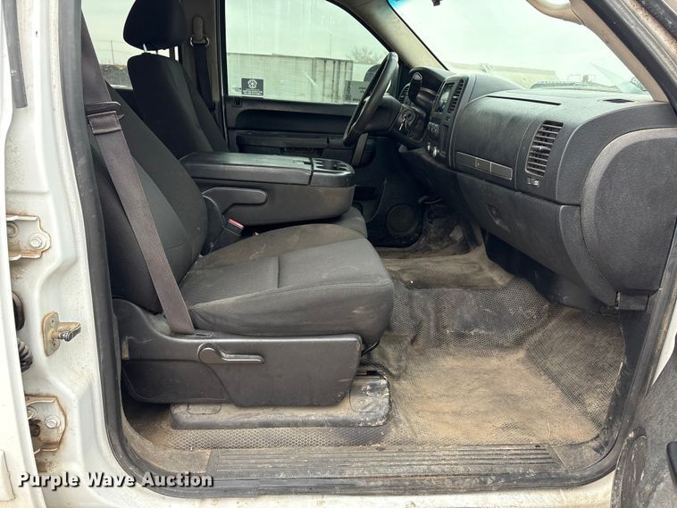 image for item FG2634 2013 Chevrolet Silverado 2500HD Crew Cab pickup truck