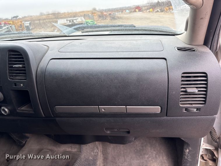 image for item FG2634 2013 Chevrolet Silverado 2500HD Crew Cab pickup truck