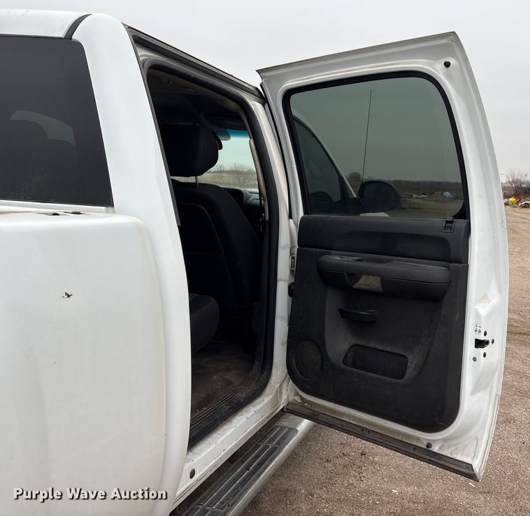 image for item FG2634 2013 Chevrolet Silverado 2500HD Crew Cab pickup truck