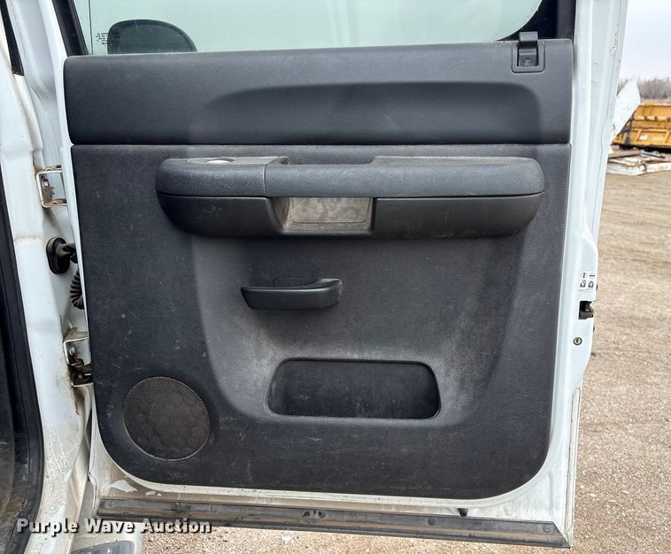 image for item FG2634 2013 Chevrolet Silverado 2500HD Crew Cab pickup truck