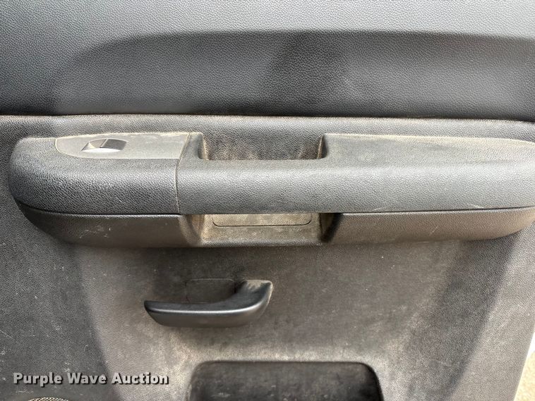 image for item FG2634 2013 Chevrolet Silverado 2500HD Crew Cab pickup truck