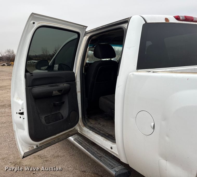 image for item FG2634 2013 Chevrolet Silverado 2500HD Crew Cab pickup truck