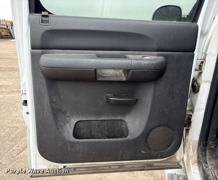 image for item FG2634 2013 Chevrolet Silverado 2500HD Crew Cab pickup truck