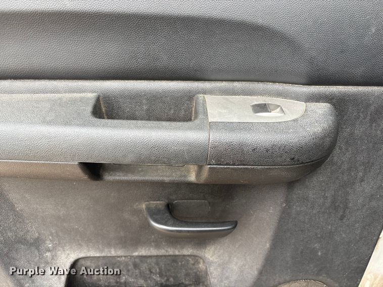 image for item FG2634 2013 Chevrolet Silverado 2500HD Crew Cab pickup truck