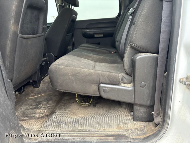 image for item FG2634 2013 Chevrolet Silverado 2500HD Crew Cab pickup truck