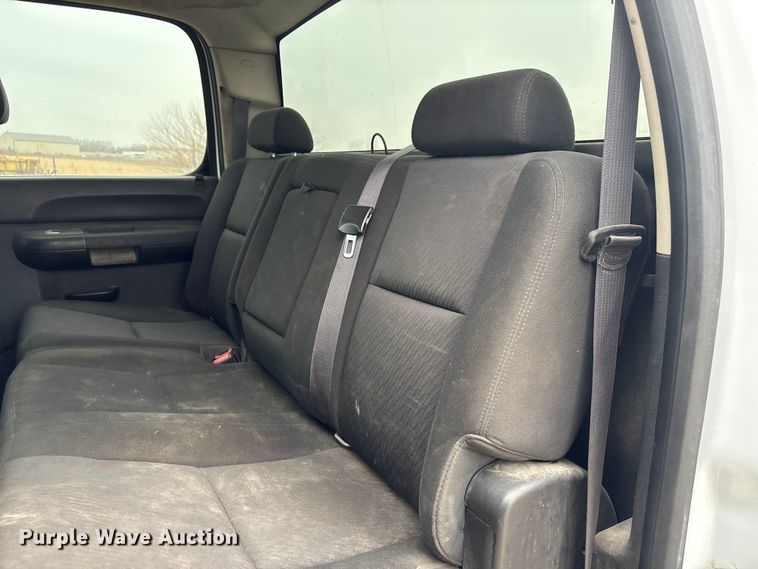 image for item FG2634 2013 Chevrolet Silverado 2500HD Crew Cab pickup truck