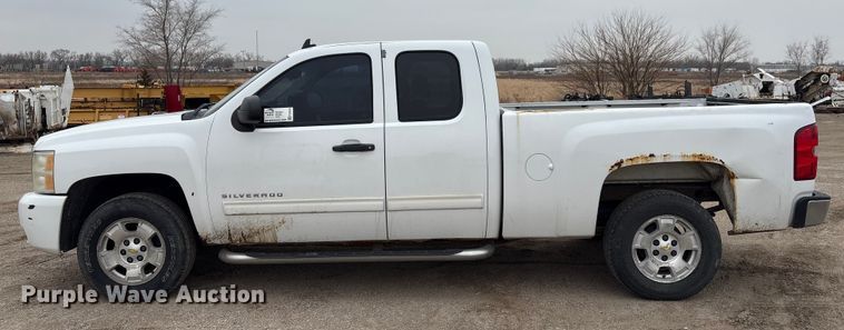 image for item FG2635 2011 Chevrolet Silverado 1500 Ext. Cab pickup truck