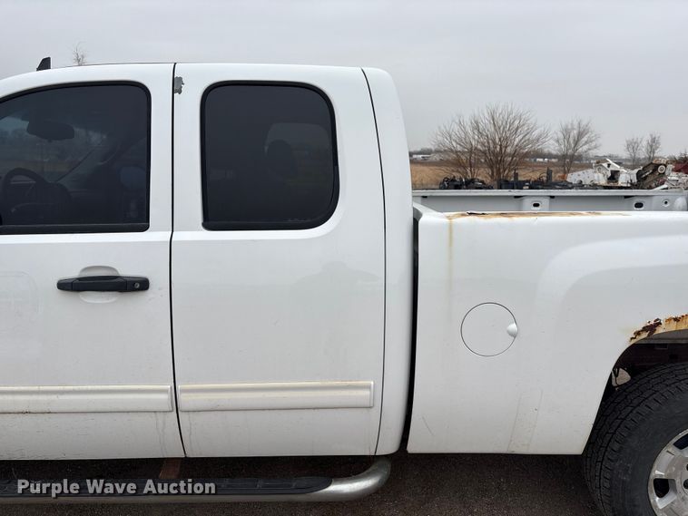 image for item FG2635 2011 Chevrolet Silverado 1500 Ext. Cab pickup truck