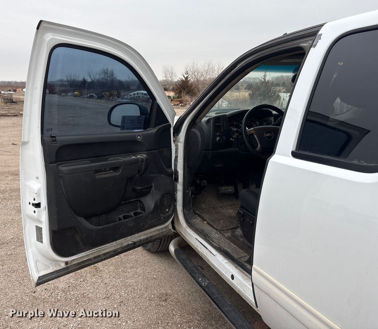 image for item FG2635 2011 Chevrolet Silverado 1500 Ext. Cab pickup truck