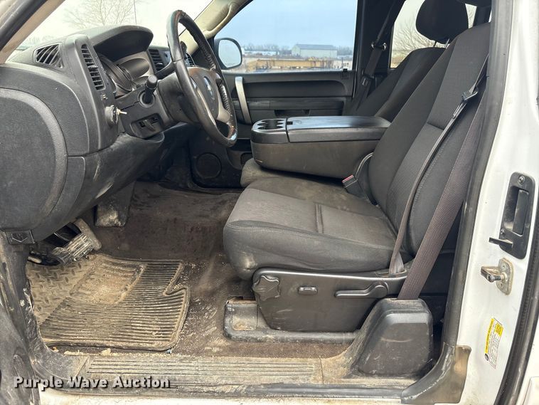 image for item FG2635 2011 Chevrolet Silverado 1500 Ext. Cab pickup truck