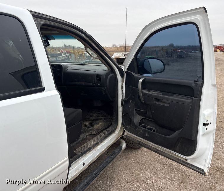 image for item FG2635 2011 Chevrolet Silverado 1500 Ext. Cab pickup truck