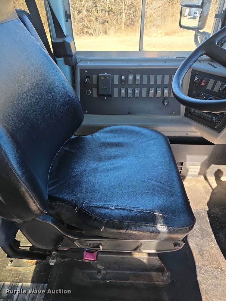 image for item FI0772 2005 Freightliner Thomas school bus