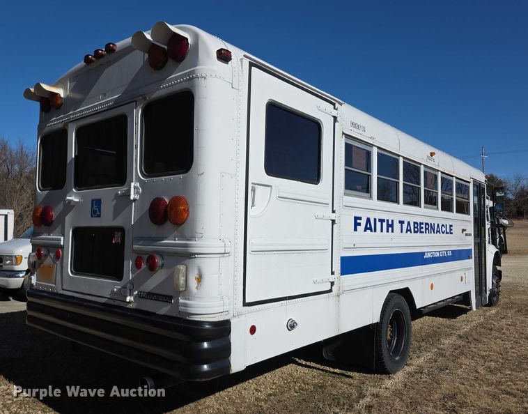 image for item FI0773 2002 International American bus