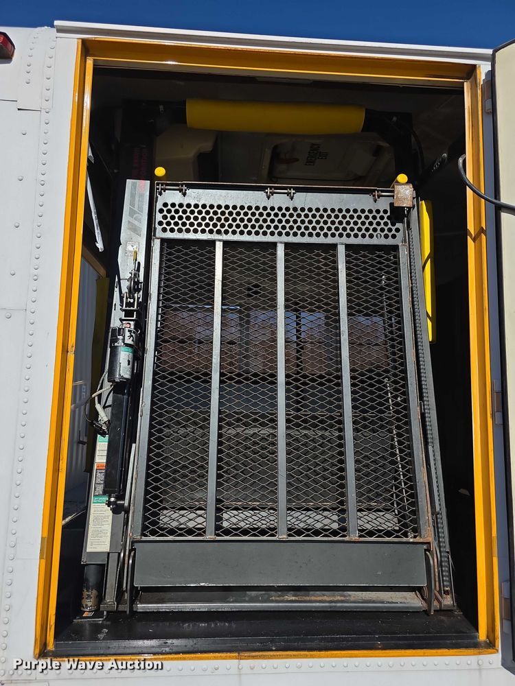 image for item FI0773 2002 International American bus