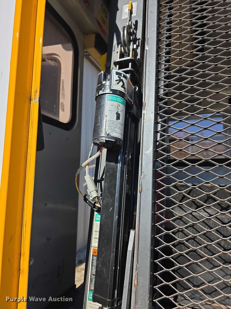 image for item FI0773 2002 International American bus