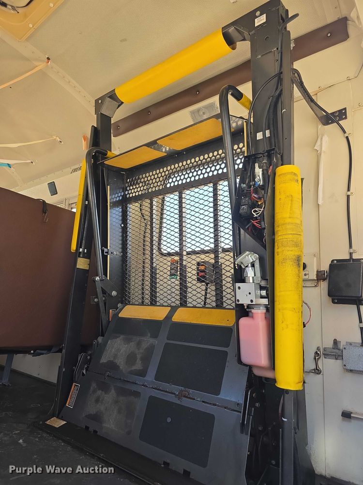 image for item FI0773 2002 International American bus