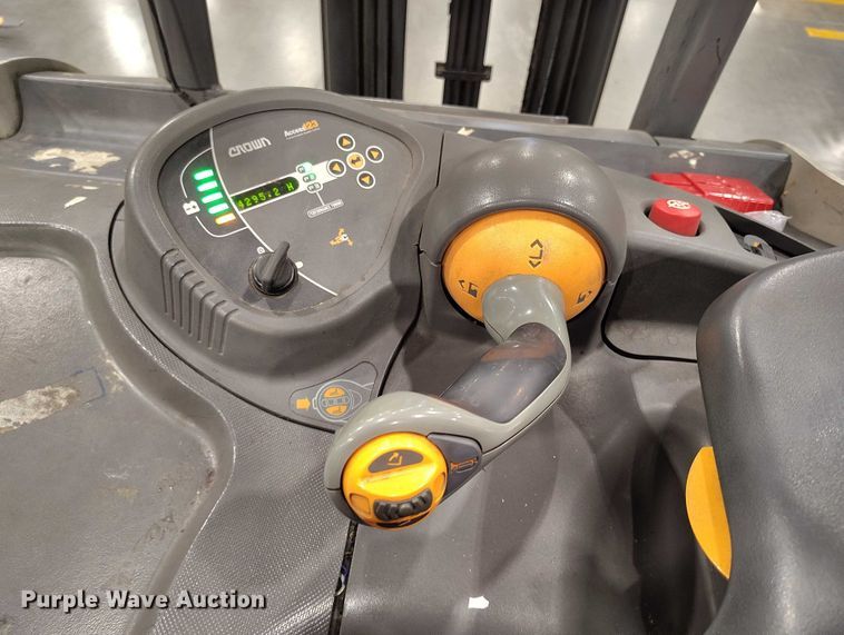 image for item IH9416 2017 Crown RC5545-40 forklift