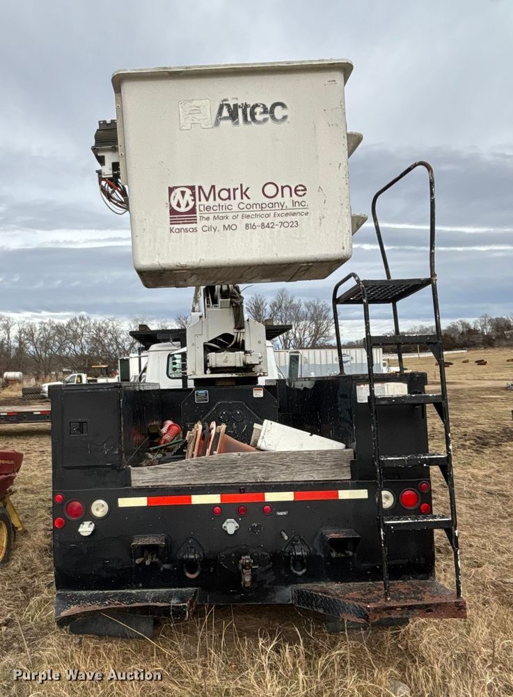 image for item OE9301 1999 International 4700 bucket truck