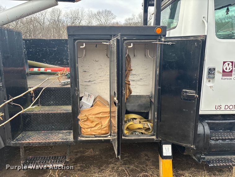 image for item OE9301 1999 International 4700 bucket truck