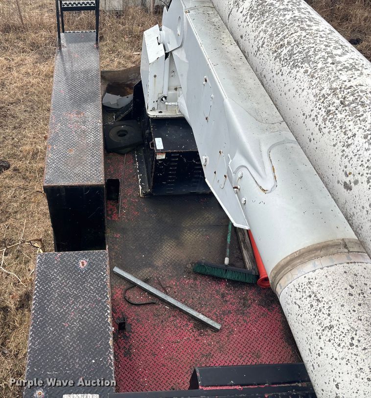 image for item OE9301 1999 International 4700 bucket truck