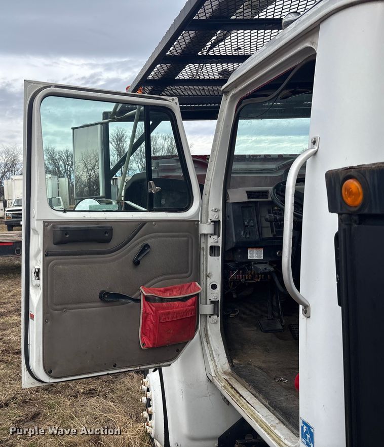 image for item OE9301 1999 International 4700 bucket truck