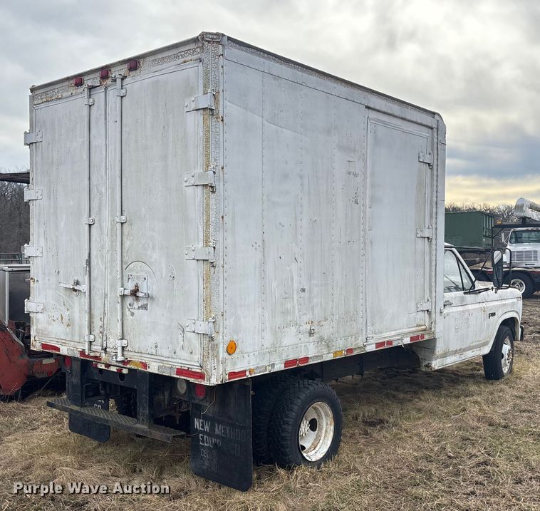 image for item OE9306 1982 Ford F350 box truck