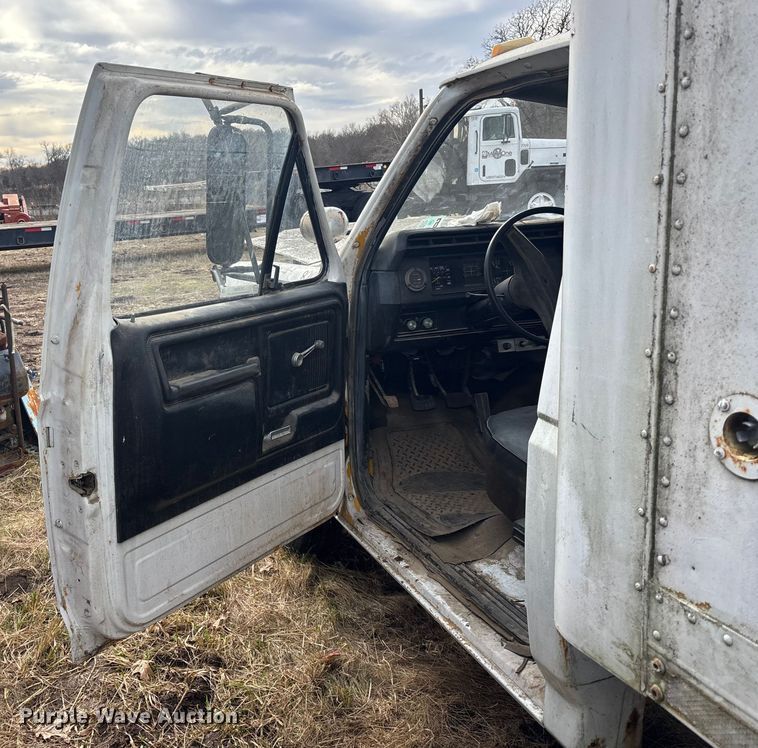 image for item OE9306 1982 Ford F350 box truck
