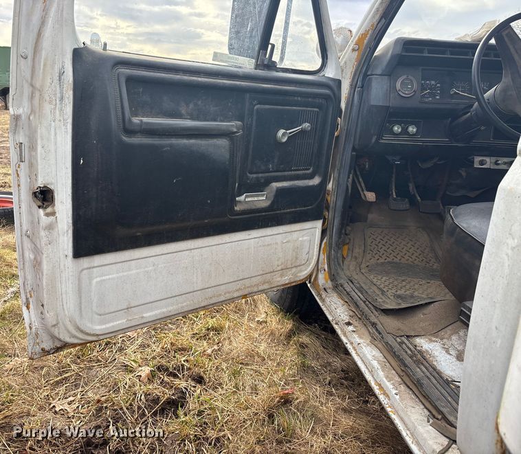 image for item OE9306 1982 Ford F350 box truck