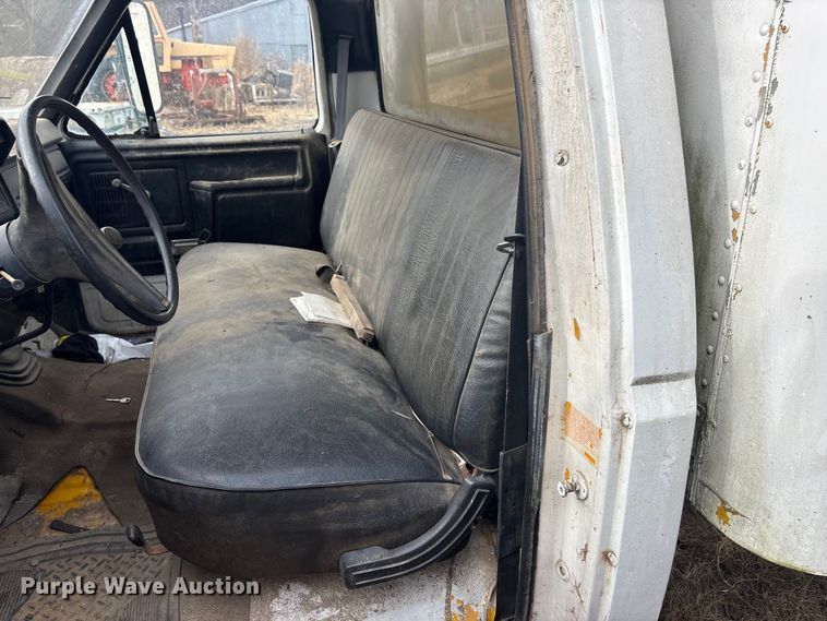 image for item OE9306 1982 Ford F350 box truck